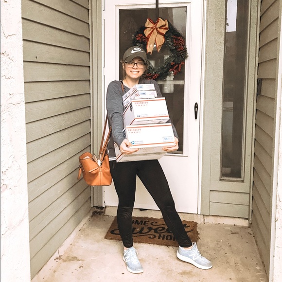 Meet your Posher, Dannielle 🌸🌼 - Picture 6 of 6